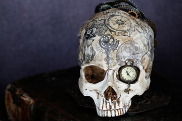 Teschio tatuato con inserti in rame e ingranaggi