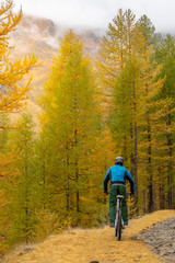Obraz premium VTT automnal dans le Queyras