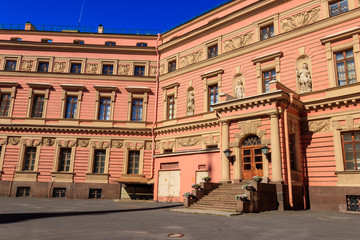 Obraz premium St. Michael's Castle also called Mikhailovsky Castle or Engineers' Castle is a former royal residence of Emperor Paul I in the historic centre of Saint Petersburg, Russia