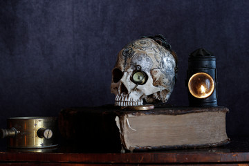 Teschio tatuato con inserti in rame e ingranaggi