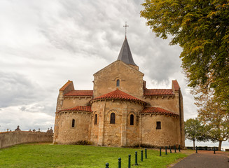 Obraz premium Paysage de France. Église Sainte-Radegonde de Cognat-Lyonne sur une colline dominant la Limagne Bourbonnaise dans l'Allier entre Gannat et Vichy