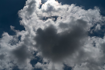 nuages menaçants et ciel bleu