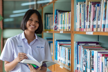 Female Asian high school students are studying in the library.