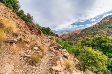 Obraz premium Trail to several hiking trails in Sierra Nevada.