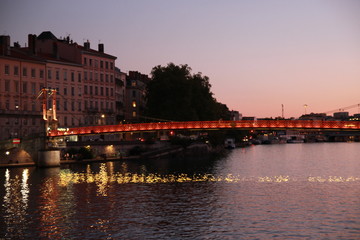  Vue de Lyon et ses ponts de nuit