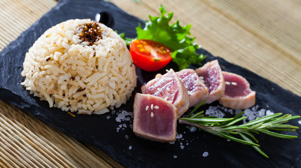 Tuna tataki with rice