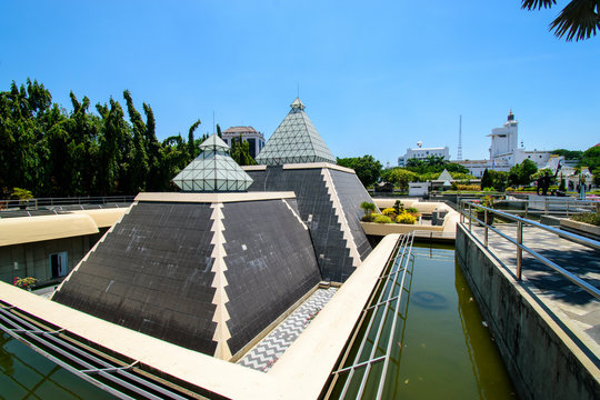 The Heroes Monument (Tugu Pahlawan) Is  The Main Symbol Of The City, Dedicated To The People Who Died During The Battle Of Surabaya On November 10, 1945.