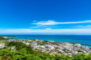 夏の沖縄の青い空と海