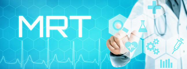 Arzt mit futuristischem Interface - MRT