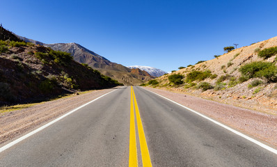 Fototapeta premium Carretera en los Andes al noroeste de Argentina, Salta Jujuy