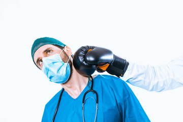 Dottore chirurgo è colpito da un pugno con guanto da boxe da un cliente insoddisfatto.