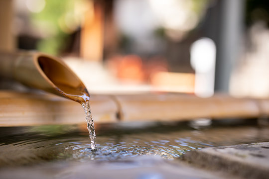 手水舎の竹から水が出てくる瞬間　bomboo water