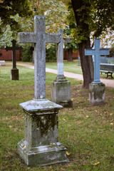 Kreuze auf dem herbstlichen Garnisonfriedhof in Berlin-Mitte
