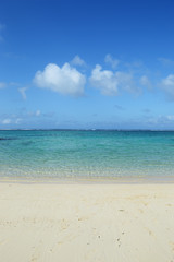 Obraz premium エメラルドグリーンの遠浅の海と砂浜