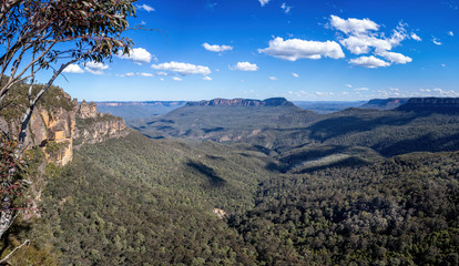 Fototapeta na wymiar Panoramic view of the Blue Mountains and the Three Sisters in Katoomba, NSW, Australia