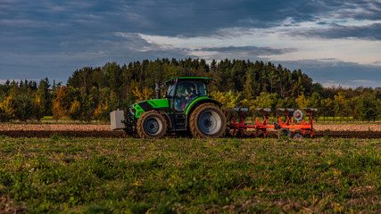 Traktor bei der Feldarbeit im Herbst
