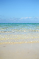 Fototapeta na wymiar エメラルドグリーンの遠浅の海と砂浜