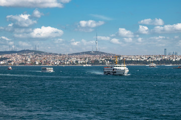 Obraz premium In Istanbul, ferries operate on the Bosphorus line. Traditional old steamers. Cloud weather in the background and the Anatolian side.