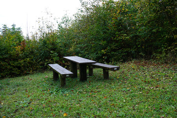 Eine Sitzgruppe im Wald für Wanderer - A seating group in the woods for hikers