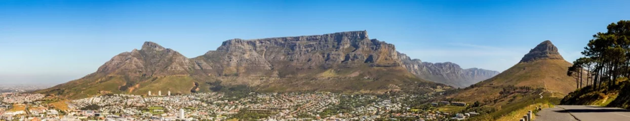 Photo sur Plexiglas Montagne de la Table Vue panoramique élevée de Table Mountain et ses environs à Cape Town