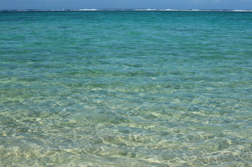 Obraz premium エメラルドグリーンの遠浅の海