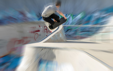 Jugendliche Skater im Skate Park auf der Halfpipe: Sprung über den Rand der Bowl