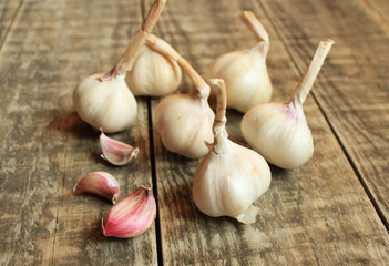  Garlic close-up on a wooden background.