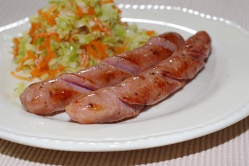 炒めたソーセージと付け合わせの野菜
