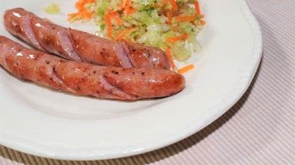 炒めたソーセージと付け合わせの野菜