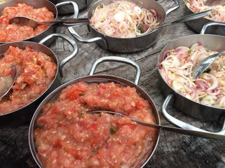 rougails de tomates et sauce épicée aux oignons 
