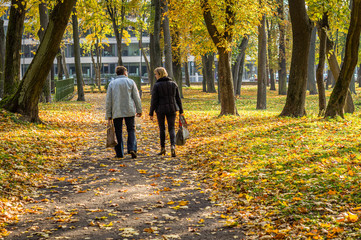 Obraz premium Two Mature women walk in the city Park