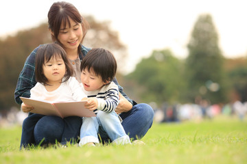 本を読む親子