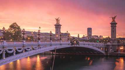 Fototapeta na wymiar Lever de soleil sur le pont Alexandre 3 à Paris
