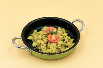 frisches Rührei im Topf mit Tomaten und Kräutern