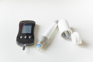 Blood glucose meter with pen and test strips