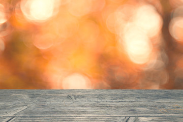 Holzplatte mit Hintergrund Orange Bokeh und Textfreiraum