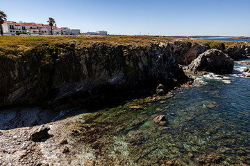 Fototapeta na wymiar Rota dos Pescadores, localizada no sudoeste de Portugal, com suas formações rochosas e mar cristalino.