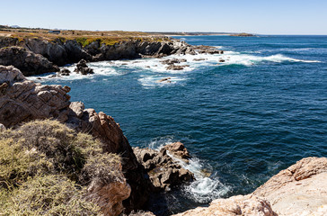 Fototapeta na wymiar Rota dos Pescadores, localizada no sudoeste de Portugal, com suas formações rochosas e mar cristalino.