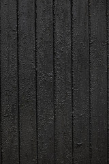 Bretterwand aus schwarz geteerem Holz