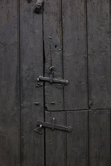 Bretterwand aus schwarz geteerem Holz