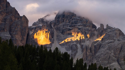 Naklejka premium Berg bei Sonnenuntergang