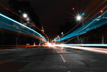 Fototapeta na wymiar Lichtstrahlen von Autos in der Nacht