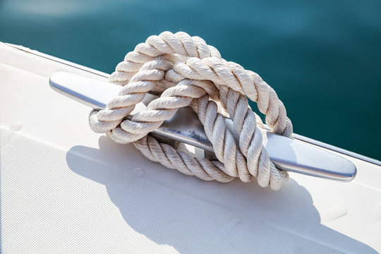 Stainless steel boat mooring cleat with rope