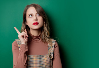 Obraz premium Portrait of a woman in vintage dress on green background