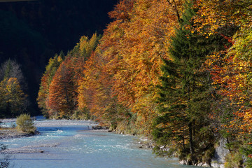 Herbstlandschaft mit Isar, Isartal, Bad Tölz, Bayern, Deutschland, Europa