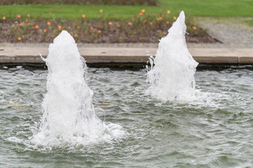 Wasserfontänen im Wasserbecken