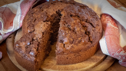 Rustikaler Schokokuchen mit Schokoflocken und Getreidecrisp