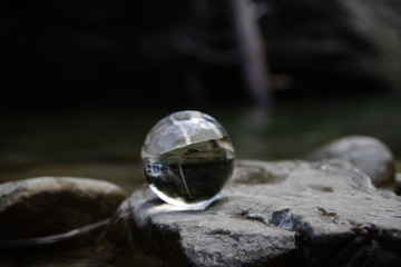 Glaskugel - Lensball am Wasserfall