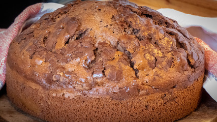 Rustikaler Schokokuchen mit Schokoflocken und Getreidecrisp