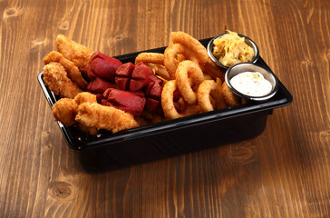 snack plate with onion sauce and chicken